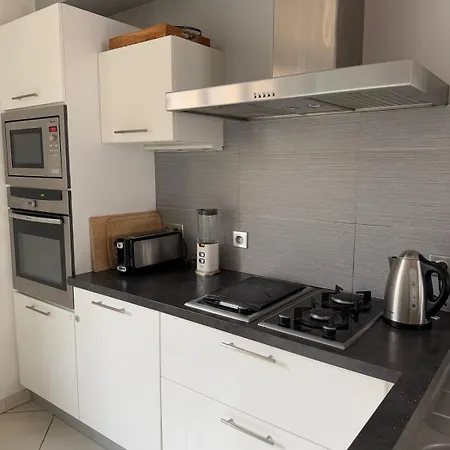 Beautiful And Spacious T4 With Garage, Great Location Apartament *