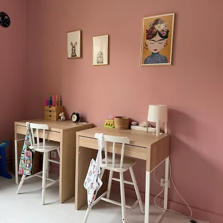 Beautiful And Spacious T4 With Garage, Great Location 아파트