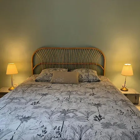 Beautiful And Spacious T4 With Garage, Great Location Apartment