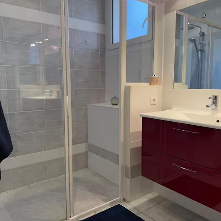 Beautiful And Spacious T4 With Garage, Great Location Apartment *