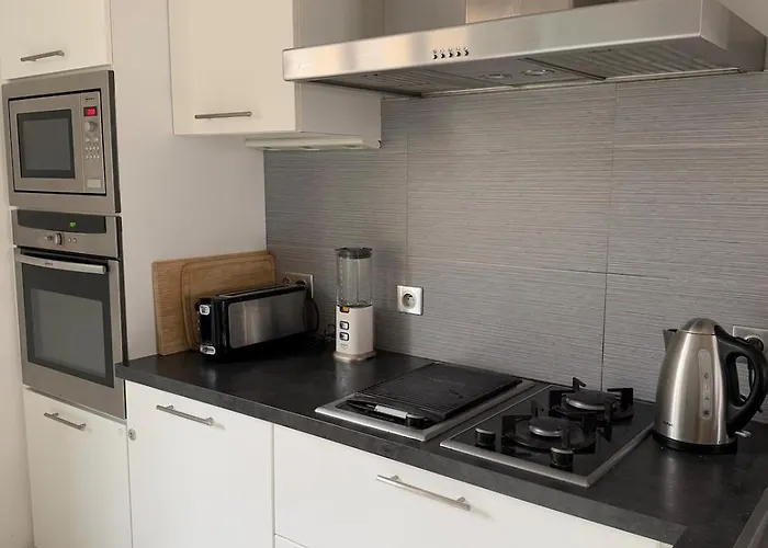 Beautiful And Spacious T4 With Garage, Great Location Apartment *