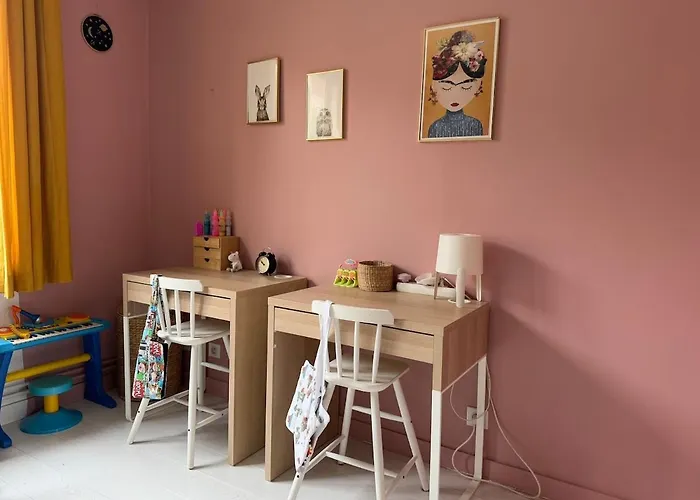 Beautiful And Spacious T4 With Garage, Great Location 아파트