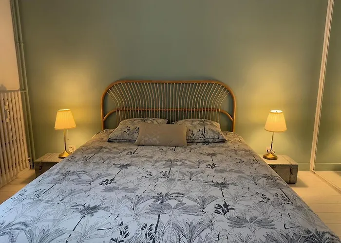 Beautiful And Spacious T4 With Garage, Great Location 아파트