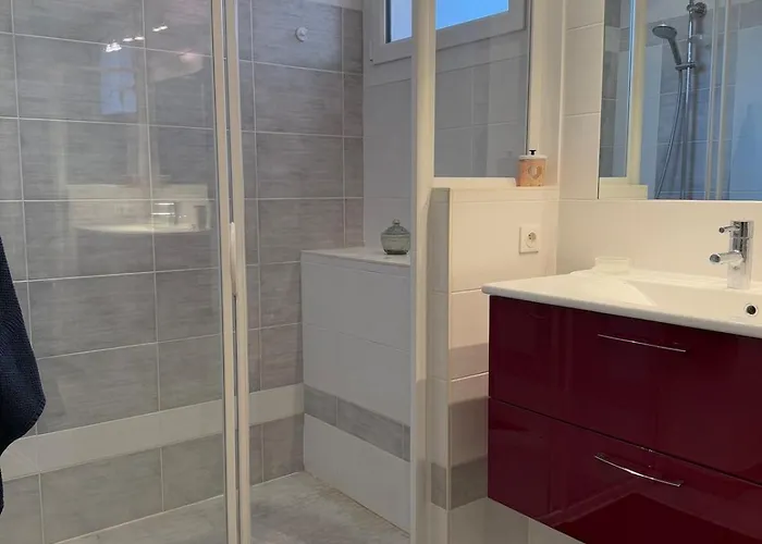 Beautiful And Spacious T4 With Garage, Great Location Apartment *